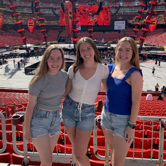 Meet your Posher, Olivia - Picture 1 of 1